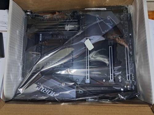 GIGABYTE Z490 AORUS MASTER LGA 1200 Intel Z490 ATX Motherboard with Triple M.2, SATA 6Gb/s, USB 3.2